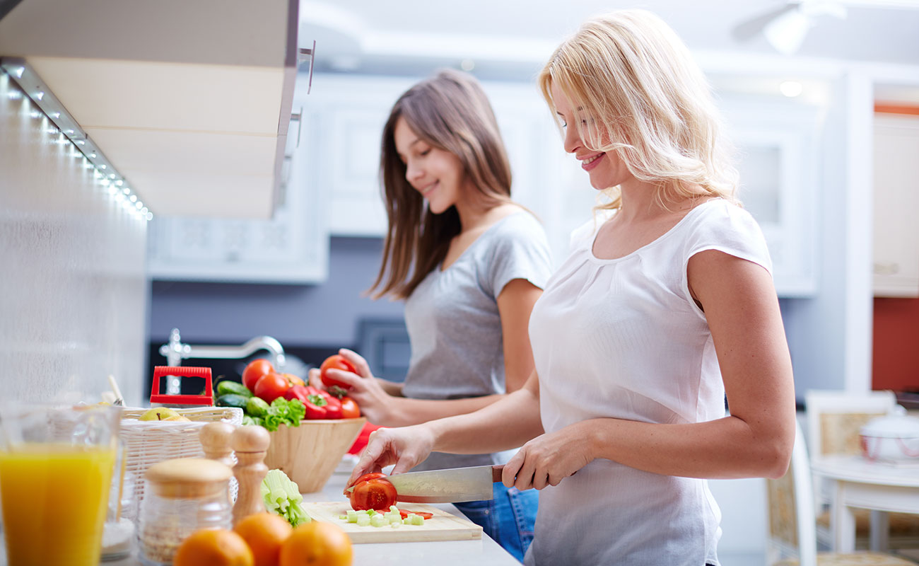 Women preparing lunch1